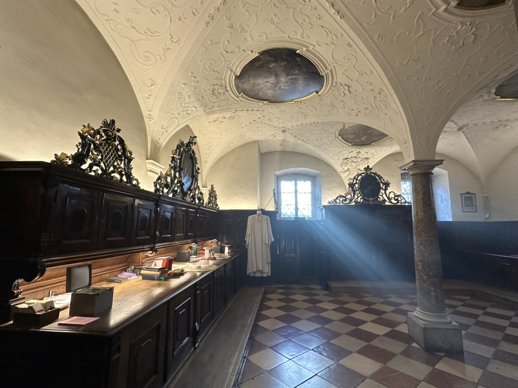 Das Licht fällt in die obere Sakristei im Wiener Stephansdom