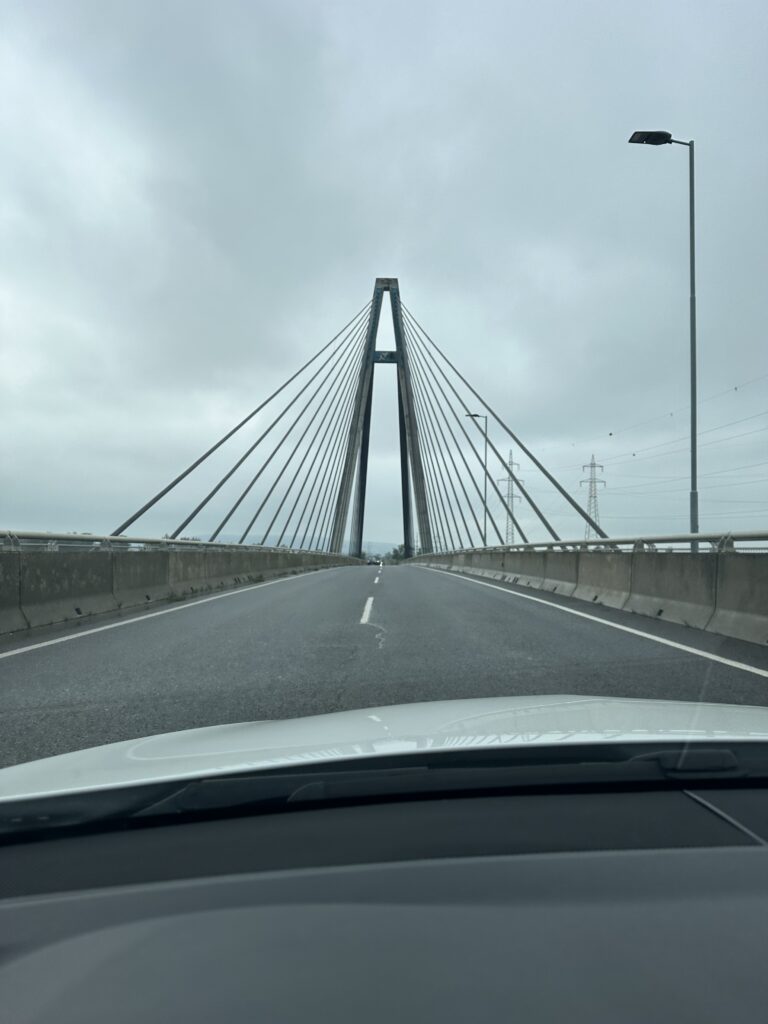 Tragseile der Donaubrücke – wie ein Pfeil, der den Himmel weist.
Kameradschaftsbund: